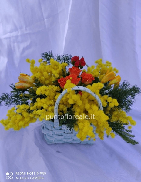 cestino vimini di fiori misti