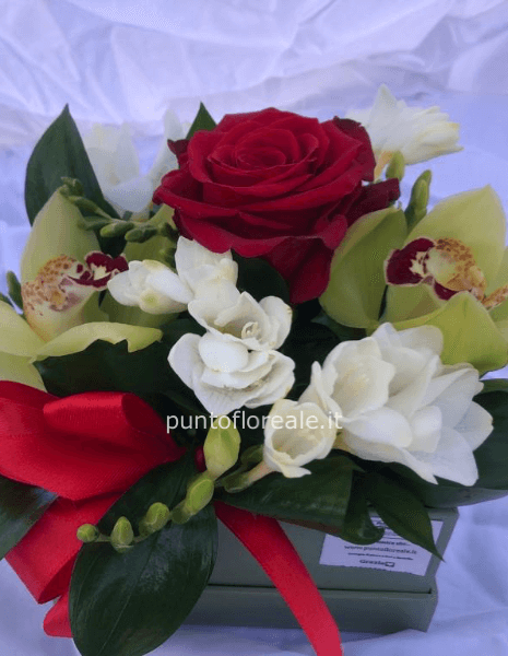 Composizione di 3 rose + Orchidee e Fresie