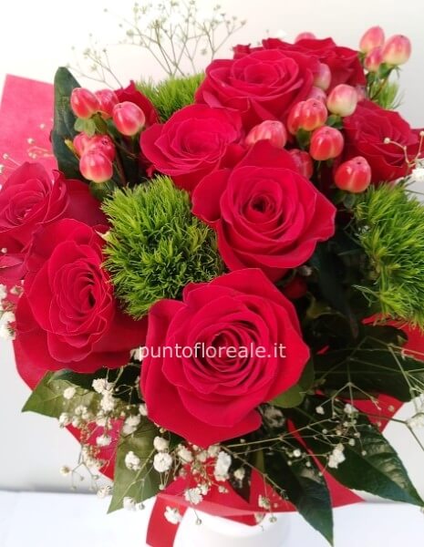 Bouquet con 9 rose e altri fiori