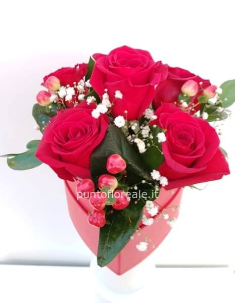 Cuore piccolo con 5 rose e ipericum