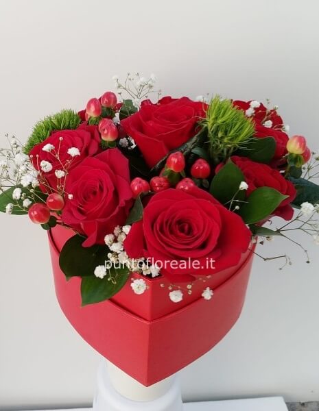 Cuore grande con 9 rose e ipericum