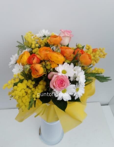 Bouquet con ranuncoli, rose, margherite e mimosa