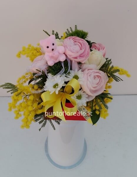 Lettera con fiori assortiti