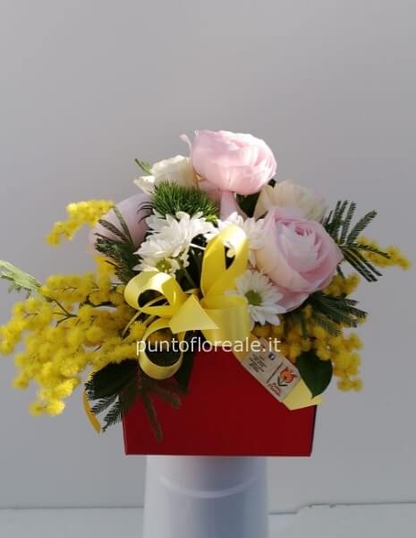 Composizione in scatola con fiori e mimosa