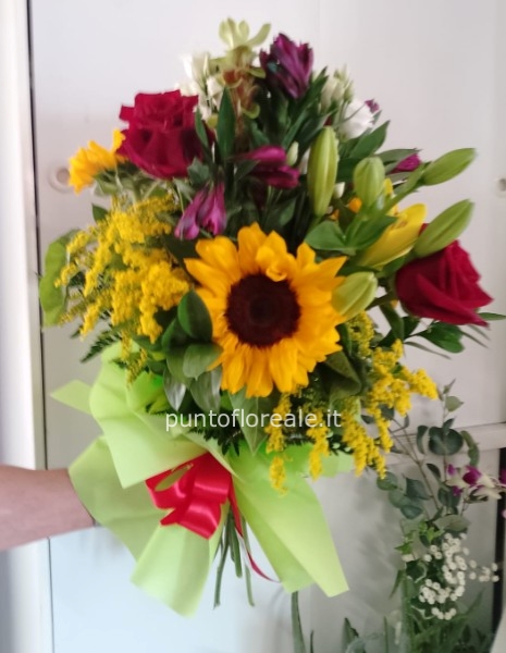 Bouquet del fiorista. Con fiori misti e mimosa